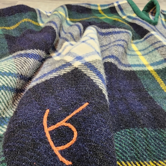 VINTAGE Virgin Wool Made In Scotland Plaid Tartan Blanket Poncho Tassels - Picture 7 of 16